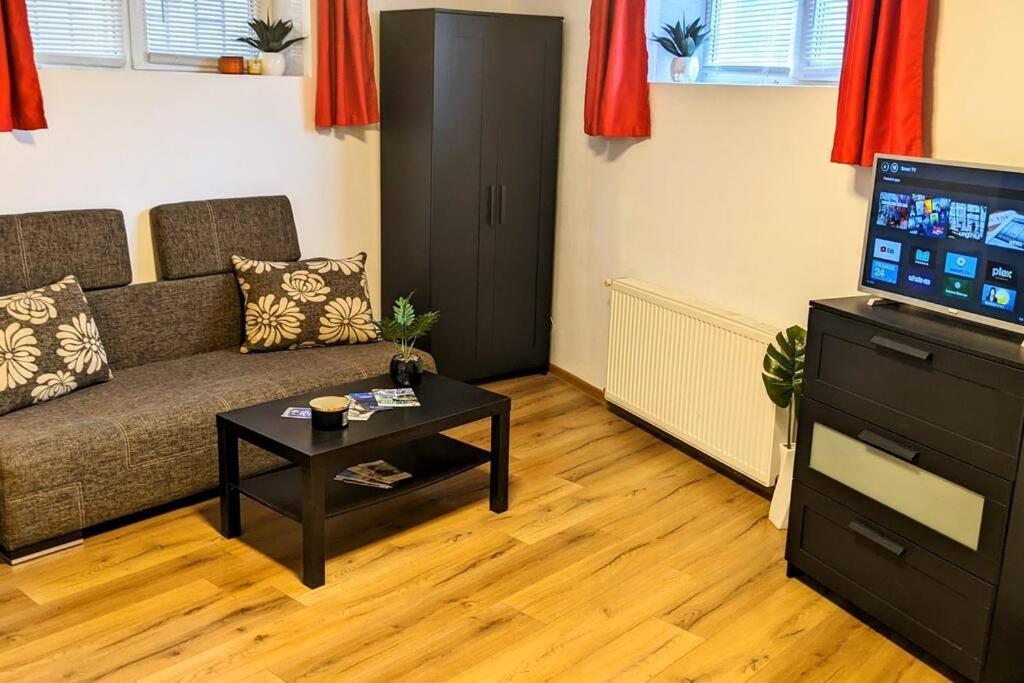 Cosy One Bedroom Flat With Free Parking & Wifi Клуж-Напока Экстерьер фото